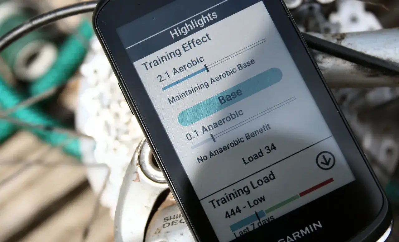 Un appareil Garmin affiche les d&eacute;tails de l'effet d'entra&icirc;nement : 2.1 a&eacute;robique, base d'entretien, et 0.1 ana&eacute;robie.