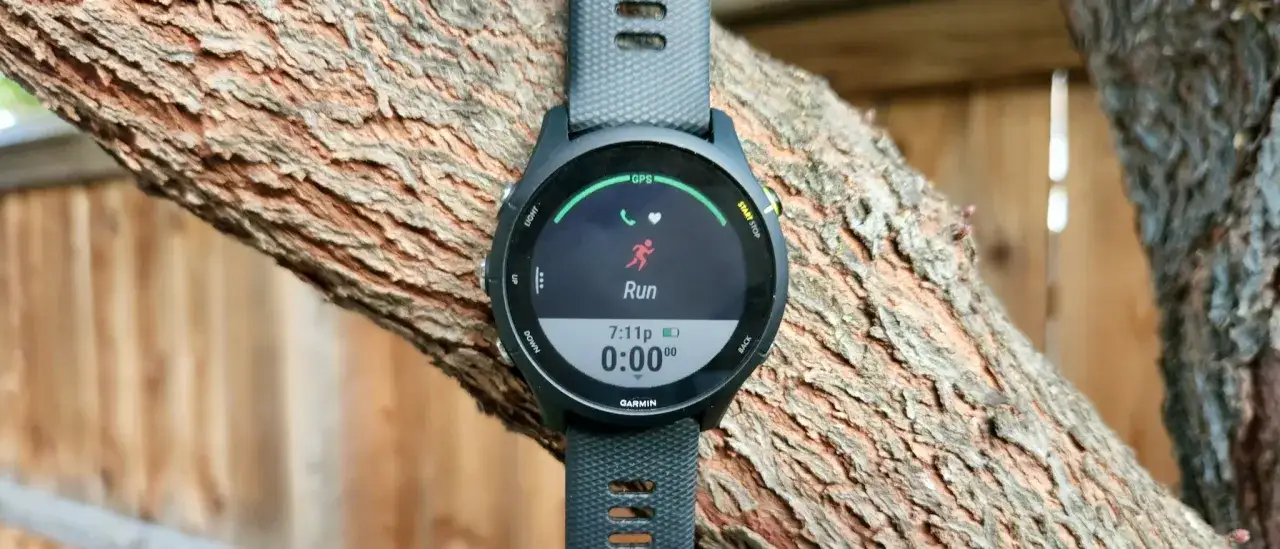 Montre Garmin Forerunner 255, prête pour une course. La cartographie GPS est activée, le cœur bat et le chronomètre est à zéro.