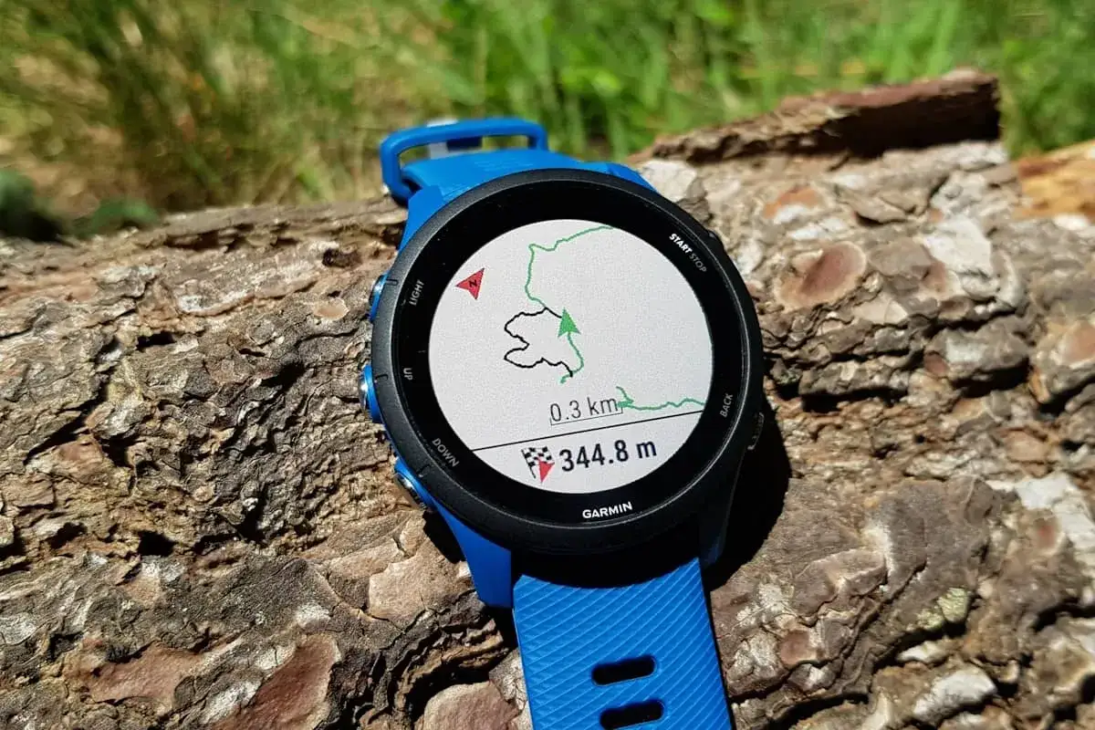 Montre Garmin affichant une carte de randonn&eacute;e, pr&ecirc;te pour importer GPX Garmin Connect.