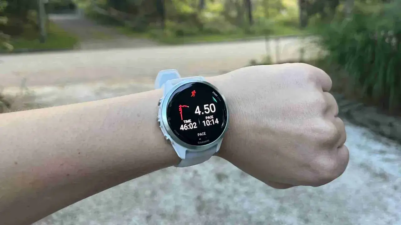 Montre Garmin au poignet, affichant les données d'une course : 4.50 km, 46:02 de temps, 10:14 de pace. Un test VMA en cours.