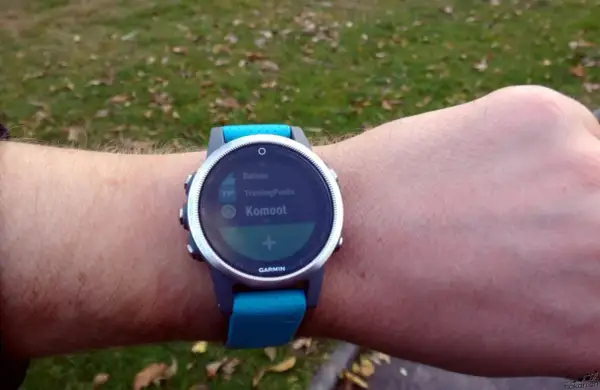Montre Garmin avec l'application Komoot affichée, prête pour une aventure en plein air.