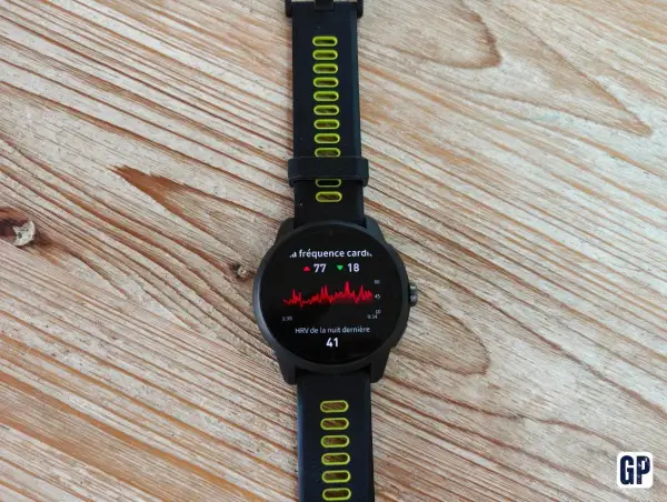 Montre connectée affichant la fréquence cardiaque et la HRV. Idéale pour le suivi sportif, cette montre avec GPS est un atout pour vos entraînements.