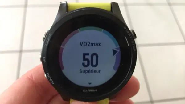 Montre Garmin affichant un résultat de test VMA : VO2max 50, "Supérieur".
