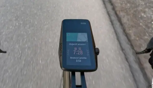 Le compteur Coros Dura affiche "Objectif atteint !" avec 7:28 de temps et une avance de 0:58. Une belle performance sur Strava !