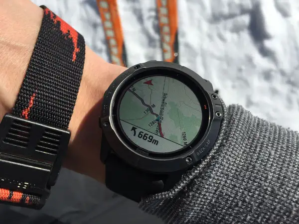 Montre GPS affichant une carte et l'altitude 669m, prête pour une sortie ski. Ce fichier fit est parfait pour le suivi.