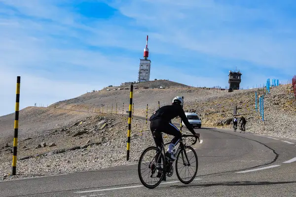 Cycliste sur la route du Mont Ventoux, près de Bédoin. Le sommet avec sa tour de télécommunication se dresse au loin.