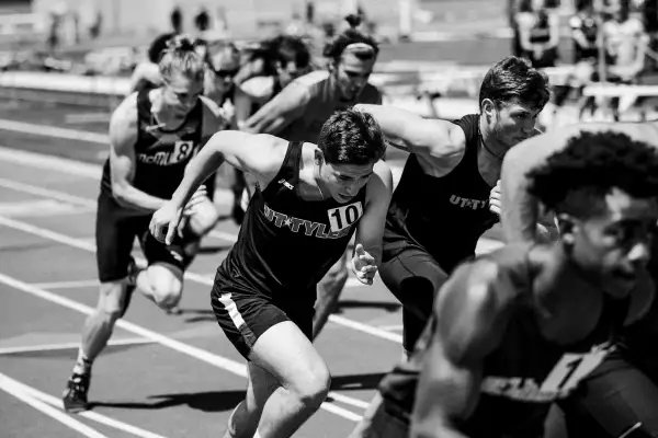 Course de sprint intense. Les athlètes, en pleine action, montrent leur détermination. Ce tableau de VO2 max par âge pourrait illustrer leur performance.