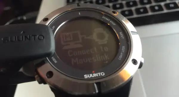 Montre Suunto affichant "Connect to Moveslink", prête pour le livetrack.