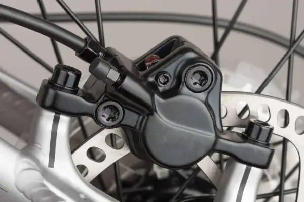 Gros plan sur un étrier de frein à disque de vélo, prêt à changer les plaquettes.