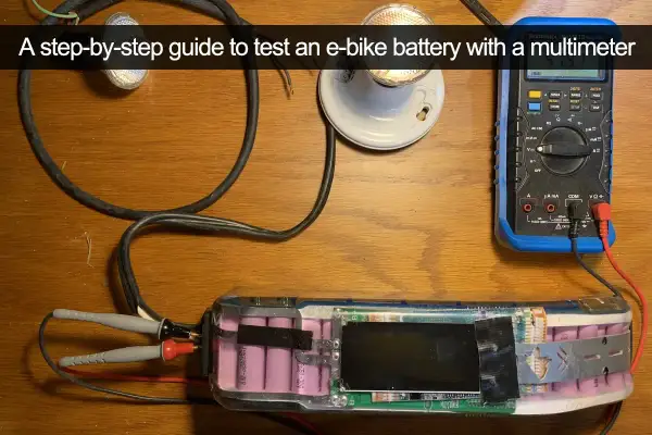 Multimètre connecté à une batterie de vélo électrique pour tester son état. Guide pour comment tester une batterie de vélo électrique.