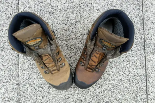 Paire de chaussures de randonnée Meindl, une plus claire que l'autre, avant de savoir comment nettoyer des chaussures de randonnée.