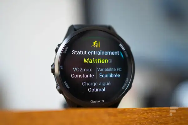 Montre Garmin affichant le statut d'entraînement "Maintien", avec VO2max constant et variabilité FC équilibrée. Le statut vfc garmin est optimal.